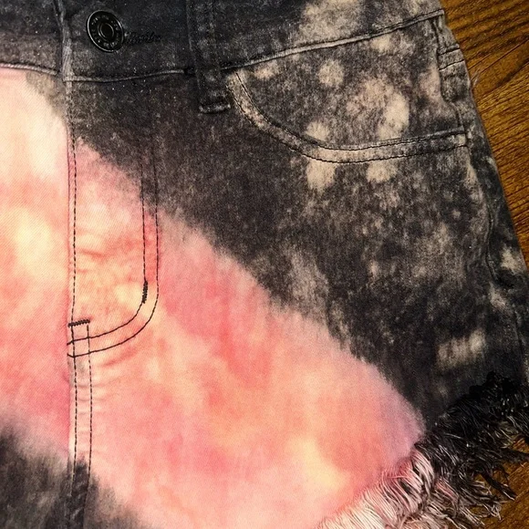 KanCan Black, Cream Red Distressed High Waist Fray Hem Jean Debim Shorts Size 27 - Picture 7 of 10